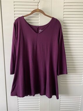 d & Co Plum V-Neck Women's Top